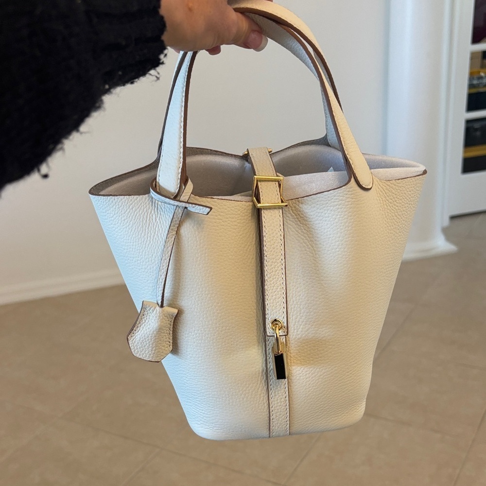 Elegant White Bucket Bag With Matching Makeup 💄 Case Gold Hardware ❤️